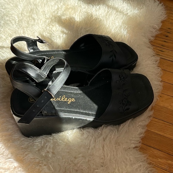 90’s Vintage Platform Sandals - Picture 2 of 3